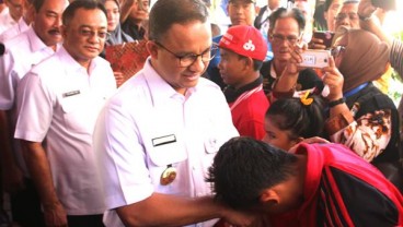 Anies Tinjau Perbaikan Tanggul Jati Padang