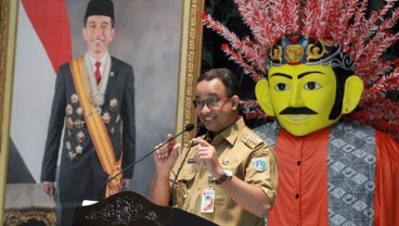 Anies Bagi Amplop ke Warga Jati Padang 