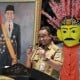 Anies Bagi Amplop ke Warga Jati Padang 