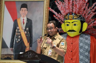 Anies Bagi Amplop ke Warga Jati Padang 