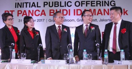 Direktur Utama PT Panca Budi Idaman Tbk. Djonny Taslim( tengah) berbincang dengan Direktur Emiyati (dari kiri), Direktur Fu Yin Ung, Wakil Dirut Vicky Taslim, dan Direktur Tan Hendra, sebelum penawaran perdana saham perseroan, di Jakarta, Selasa (31/10)./JIBI-Endang Muchtar