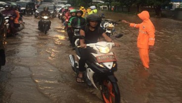 PRAKIRAAN CUACA JUMAT (15/12): Jakarta Siaga Banjir, Hujan Lebat dan Petir