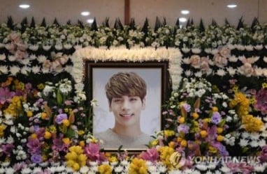 Para Bintang K-Pop Antar Jonghyun SHINee ke Pemakaman