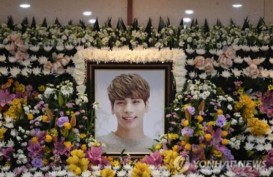 Para Bintang K-Pop Antar Jonghyun SHINee ke Pemakaman