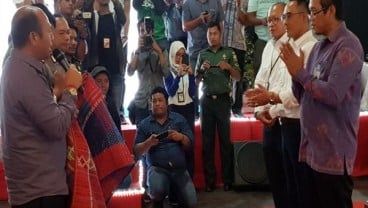 Seiring Program Lisdes, Bupati Taput Juga Minta PLN Bantu Terangi Jalan