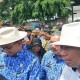 Saat Lulung Beri "Topi Koboy" Ke Anies di Tanah Abang