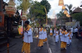 Jemaah Gereja Paroki Tritunggal Mahakudus Berpakaian Adat Bali