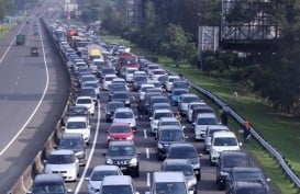 JALUR PUNCAK: Antrean Kendaraan Mengular dari Gerbang Tol Ciawi