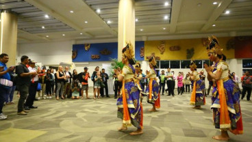 Sambut Penerbangan Perdana dan Terakhir, Ngurah Rai Sajikan Flashmob dan Tarian