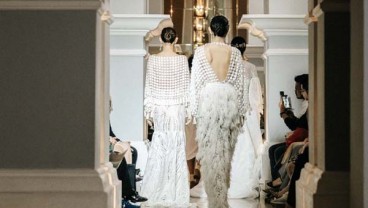 Ini Sajian Gaun Klasik Nan Romantis Ala Bramanta Wijaya