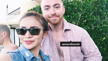 Momo Geisha Foto Selfie dan Boomerang Bareng Penyanyi Sam Smith