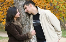 In 8 Keuntungan Berkencan dengan Pria Lebih Muda