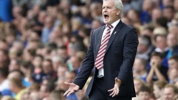 Dikalahkan Tim Kelas 4, Stoke City Pecat Mark Hughes