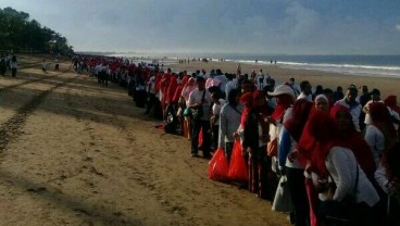 Warga Muslim Bali Bersih-bersih Pantai Kuta, Legian & Seminyak