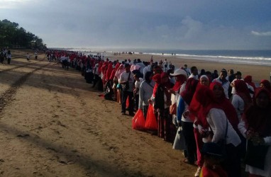 Ribuan Warga Bali Bersih-Bersih Pantai Kuta