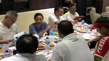 Rini Awali Pagi Rapat Sambil Makan Bubur di Pecenongan