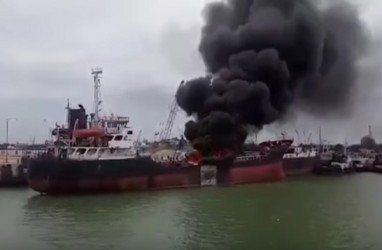 Kebakaran Kapal Tanker Iran Bisa Berlangsung Sebulan