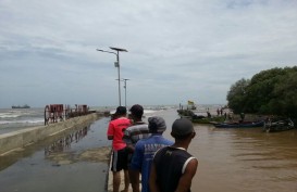 Sedikitnya 5 Kapal Rusak Akibat Ombak Besar di Semarang