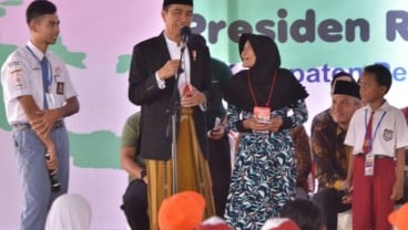 Serahkan KIP dan PKH, Jokowi: Tidak Boleh Digunakan Untuk Beli Rokok & Pulsa