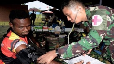 WABAH CAMPAK DI TIMIKA, Tim Kesehatan TNI Gelar Operasi Kemanusiaan   