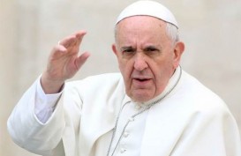Pertama Kali, Paus Fransiskus Menikahkan Pasangan di Pesawat