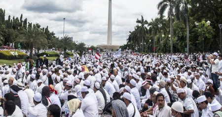 Ribuan umat Islam melakukan zikir dan doa bersama di kawasan silang Monas, Jakarta. Ilustrasi./Antara