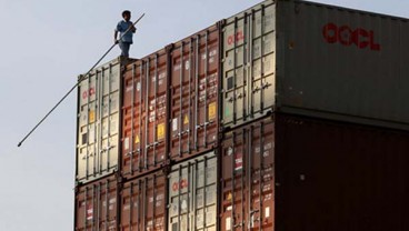 PELABUHAN TANJUNG PRIOK  : Kontainer Ditimbun, Dwelling Time Naik Lagi