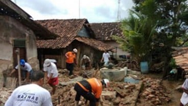 GEMPA BUMI BANTEN: Relawan Baznas Bantu Korban di Lebak