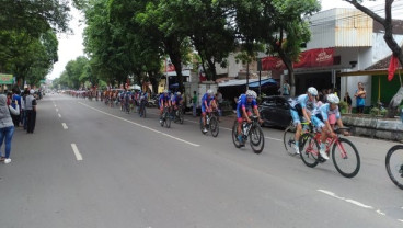 Rombongan Tour de Indonesia Tarik Perhatian Warga
