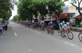 Rombongan Tour de Indonesia Tarik Perhatian Warga