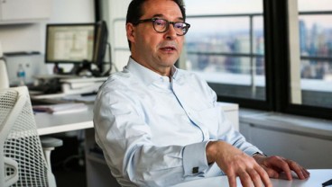 Fabian Garcia Mundur dari CEO Revlon karena Didera Rugi