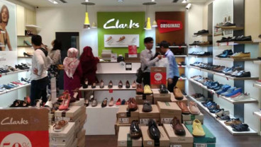 Gelar Diskon Jelang Tutup, Gerai Clarks Grand Indonesia Ramai