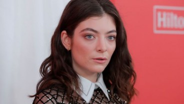 Sampaikan Terima Kasih Untuk Penggemar, Lorde Beriklan di Koran