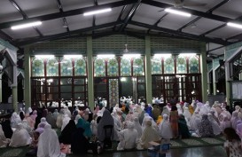 Umat Islam di Jakarta Padati Masjid Untuk Salat Gerhana Bulan Total                    
