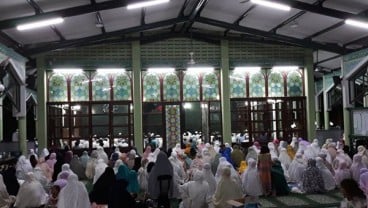 Umat Islam di Jakarta Padati Masjid Untuk Salat Gerhana Bulan Total                    