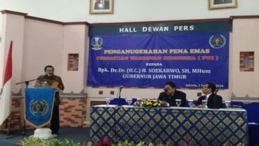 PWI Berikan Anugerah Pena Emas pada Gubernur Jatim Soekarwo