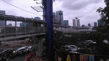 Jembatan Transit Halte Transjakarta Kuningan Timur Bertambah Panjang