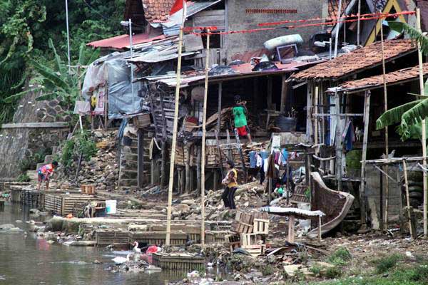 Warga beraktivitas di permukiman yang terletak di bantaran Sungai Cisadane, Bogor, Jawa Barat, Rabu (4/10)./ANTARA-Yulius Satria Wijaya