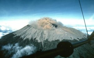 Evakuasi Jenazah Pendaki Gunung Raung Terkendala Cuaca