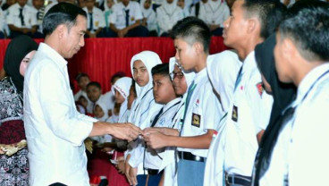 Di Tengah Kartu Kuning & Merah, Jokowi Dapat Rapor Biru 