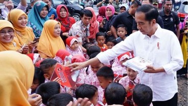 Salat Jumat di Masjid Raya Sumbar, Jokowi Bagikan Sertifikat Tanah Wakaf