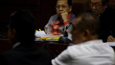 Setya Novanto, Kini Rambutnya Dipotong Oleh Tukang Cukur Pinggir Jalan 
