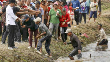Warga Desa di Ambon Normalisasi Sungai Pakai Dana Desa
