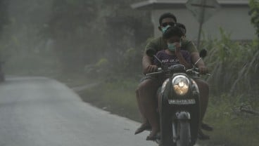 Tiga Hari Diturunkan Statusnya, Gunung Agung Erupsi Lagi