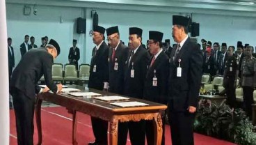 Hari Terakhir Jadi Gubernur Jateng, Ganjar Lantik 5 Bupati & Walikota