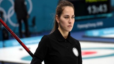 Cantiknya Anastasia Bryzgalova, Atlet Curling Olimpiade Pyeongchang yang Mirip Angelina Jolie