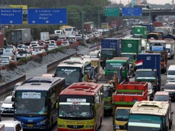 Kendaraan Sumbu Tiga Dilarang Gunakan Tol Jakarta-Cikampek Saat Libur Panjang. Pengusaha Kelabakan
