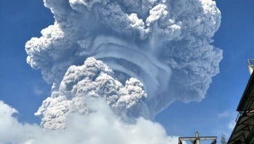 Abu Gunung Sinabung Setinggi 5.000 Meter, Tidak Ada Korban Jiwa