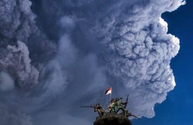 Gunung Sinabung Semburkan Awan Panas Disertai Guguran 10 Kali Usai Erupsi