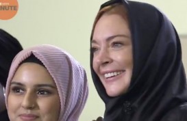 Lindsay Lohan Pakai Hijab Saat Hadiri Fashion Week di London
